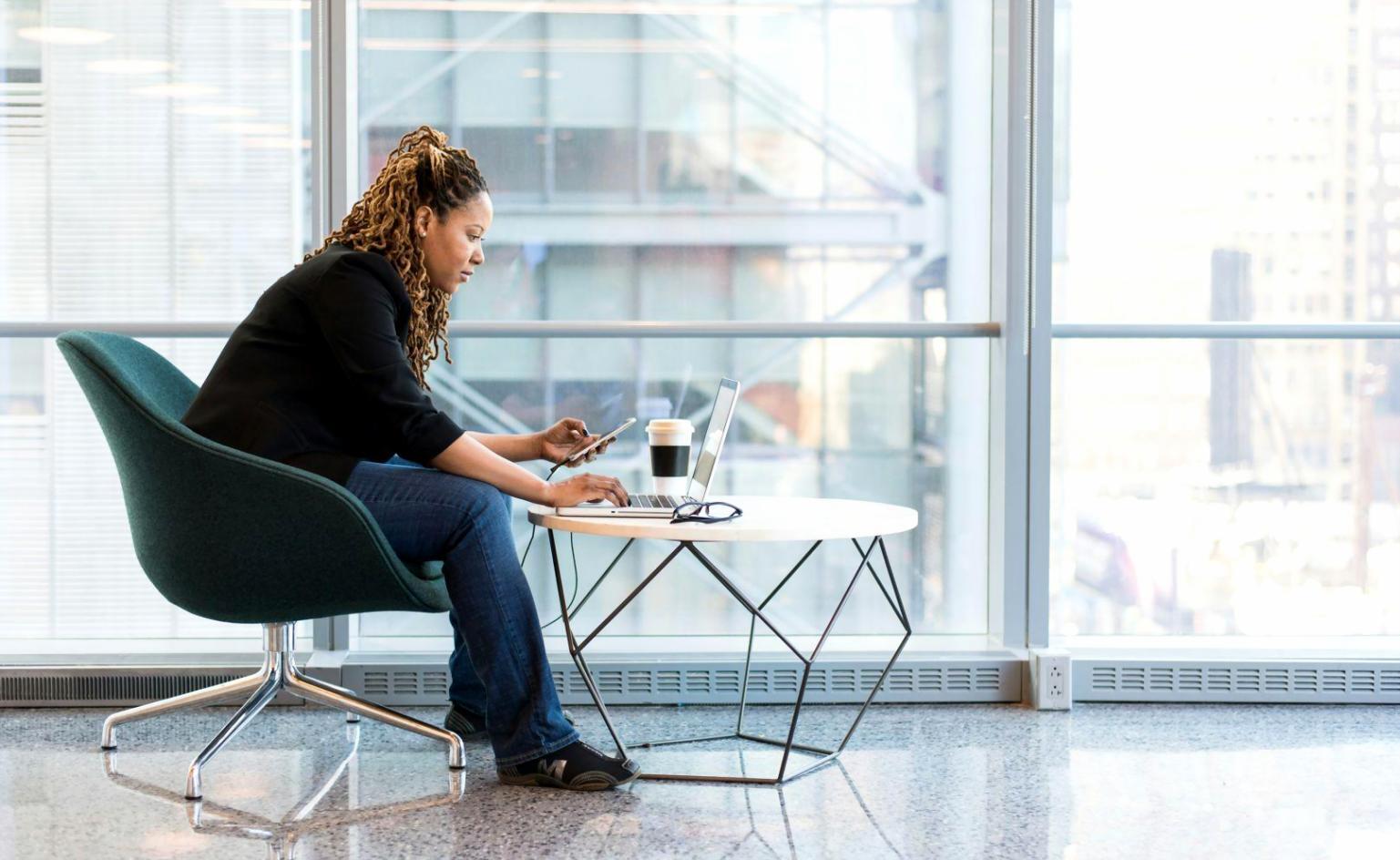 Modernes Büro mit offener Arbeitsatmosphäre und natürlichem Licht